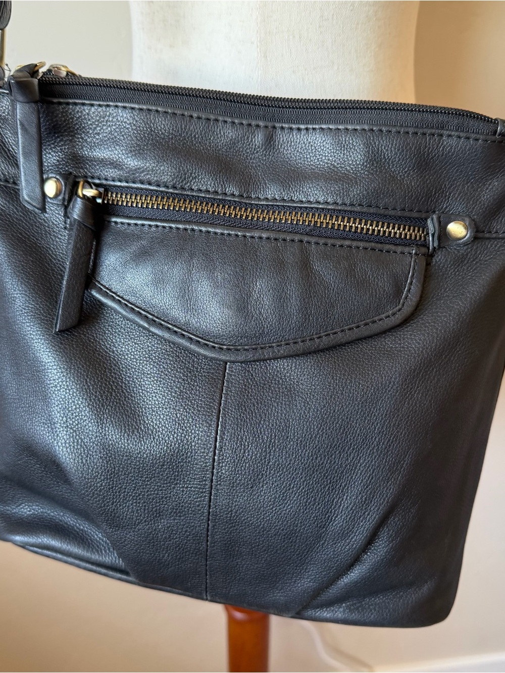 GREAT AMERICAN LEATHER WORKS Medium Black Leather Shoulder Bag
